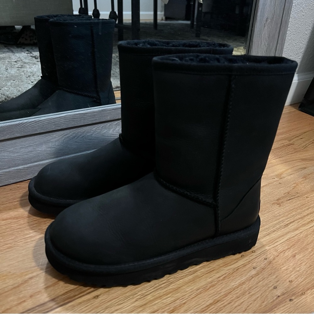 BLACK LEATHER UGGS